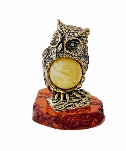 Bird Owl on a stump with a ball CL5R6O