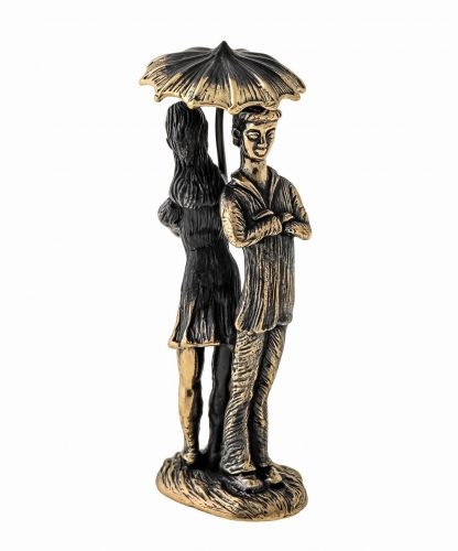 Couple under an umbrella 8PLVL2