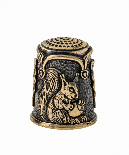 Squirrel thimble with nuts 9CVTO9