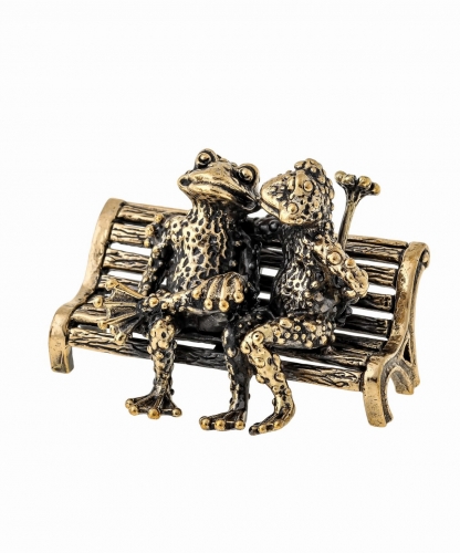 Frogs on a bench without stand Q57PU0