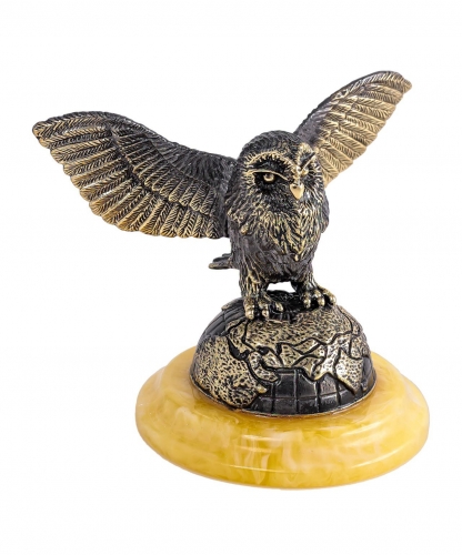 Bird Owl Hedwig on the QPYNXC Globe