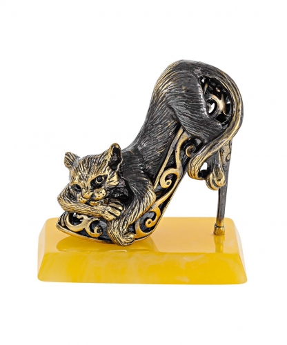 Puss on Cinderella's Shoe JLMK9Q